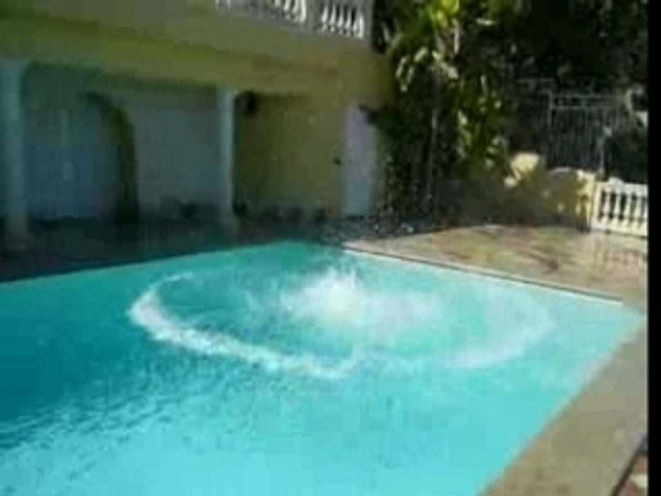 Amis, chez Max, à la piscine