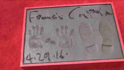 Coppola imprime sus huellas en el Teatro Chino de Hollywood