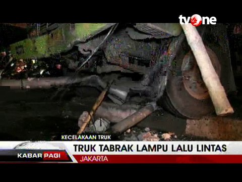 Rem Blong, Truk Semen Tabrak Lampu Lalu Lintas di Slipi