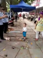 Regardez ce que va faire ce petit garçon
