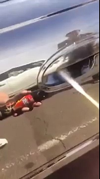 Vorrebbe Aprire La Sua Auto, Ma Guardate Cosa Trova Sotto La Maniglia… PAZZESCO!!