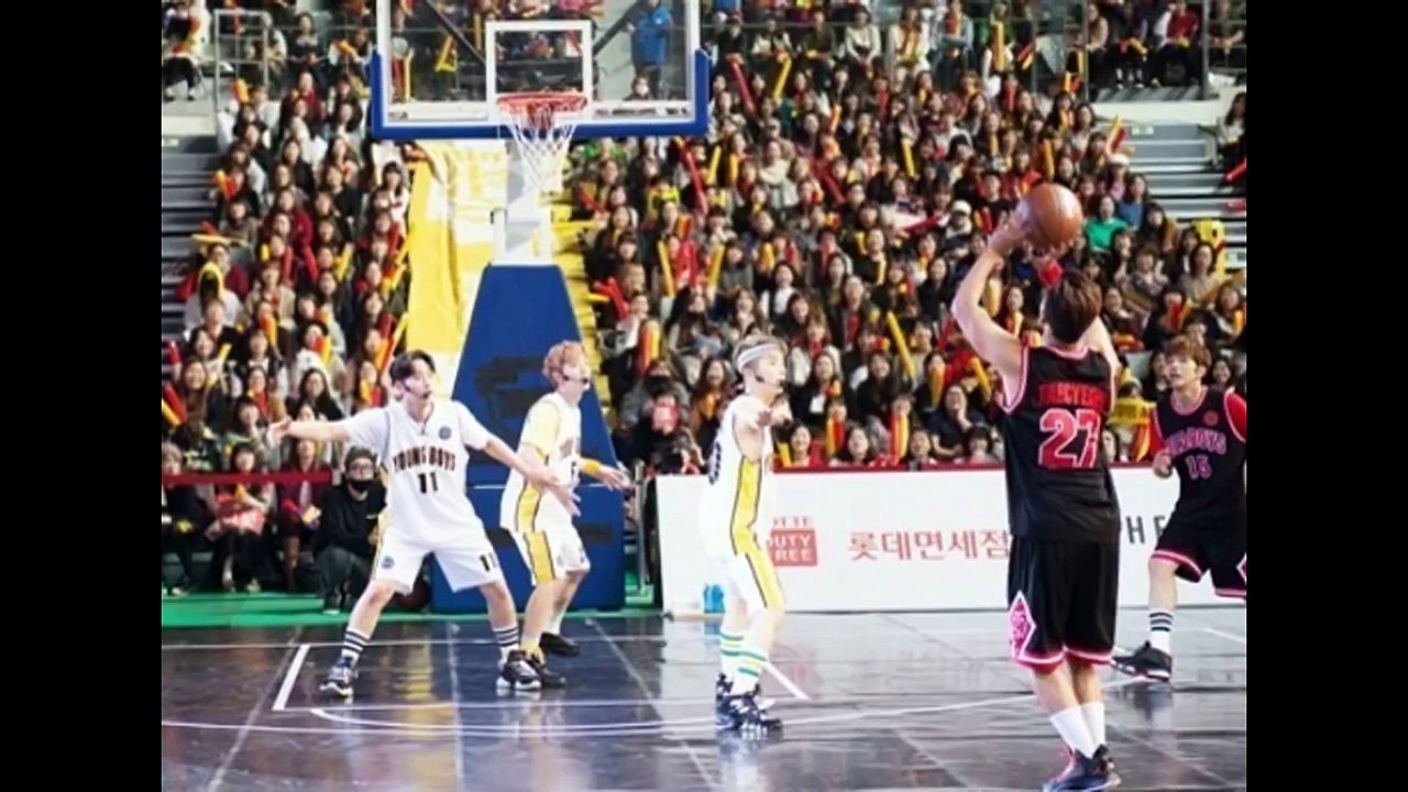 2PM members playing funny basketball at fan meeting