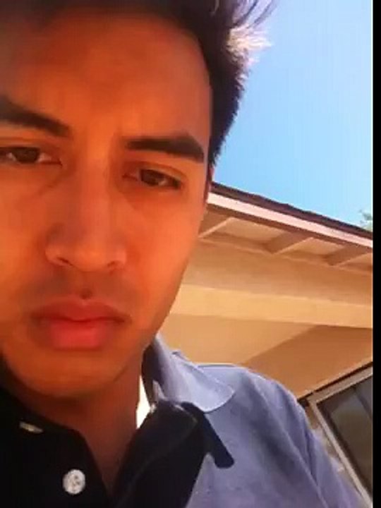 Mette il suo iPhone dentro alla chitarra: quando inizia a suonare l'effetto è sbalorditivo!