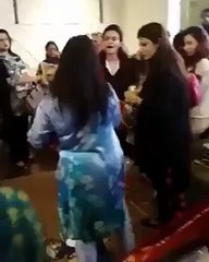 Women Starting Fighting On Dress Sale On  Shop in Lahore Today 30-4-16