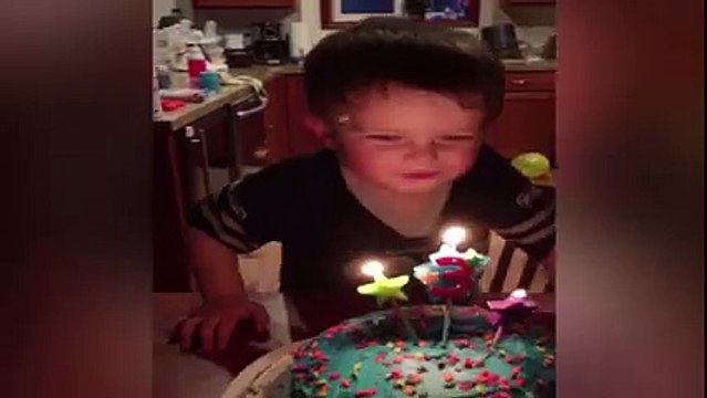 Impossible de souffler ces foutues bougies! Pauvre gamin