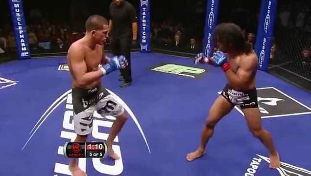 Coup de pied façon ninja pendant un combat de MMA