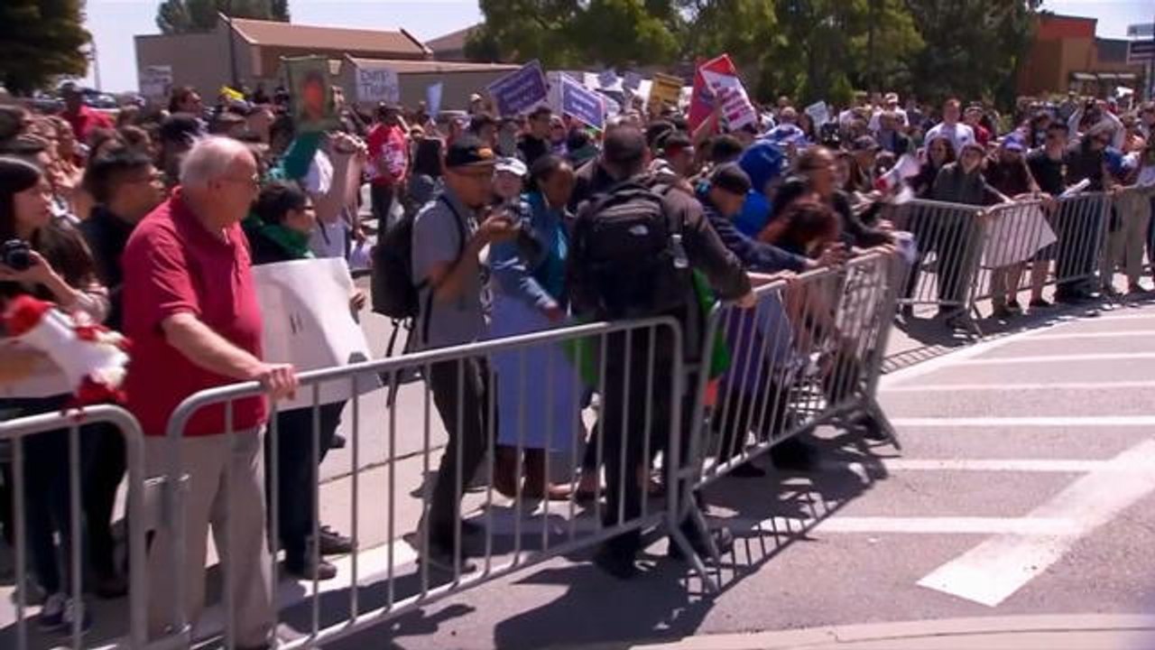 Californie : Donald Trump accueilli par un millier de manifestants en colère - Le 30/04/2016 à 10h00