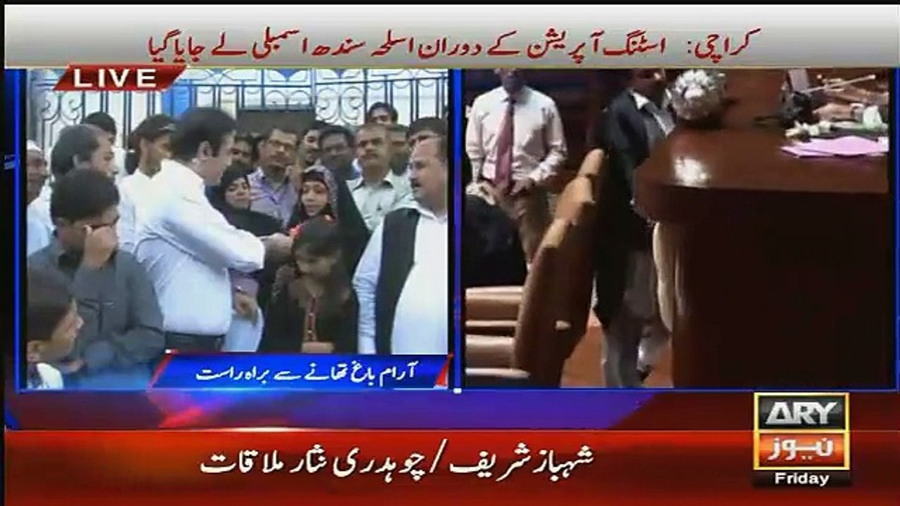 Woman & Her 10 Year Old Daughter Cursing Corrupt Politicians For Arresting Iqrar Ul Hassan