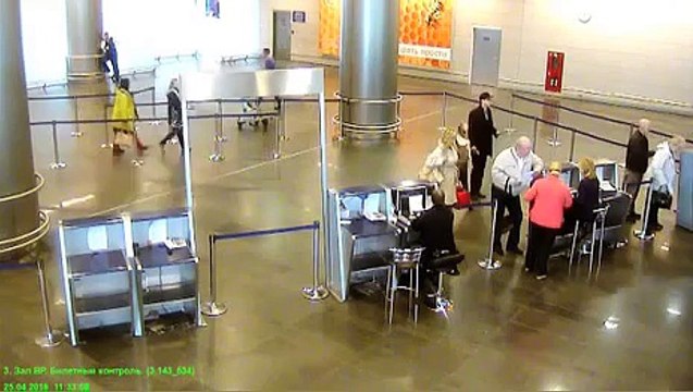 ШОК Камера сняла момент проникновения 11-летней школьницы в самолет