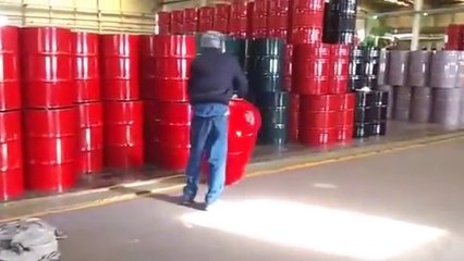 Tải video: Transporter des barils en le faisant rouler sur la tranche.. Malin !