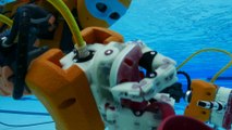 Un robot humanoide explore une épave sous marine piloté comme un jeu vidéo