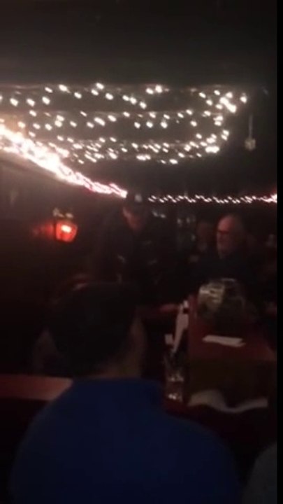 L'animateur TV Jimmy Fallon bourré fait chanter tout le monde dans un