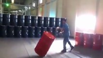 Ces deux employés ont trouvés une technique plutôt efficace pour déplacer ces barils