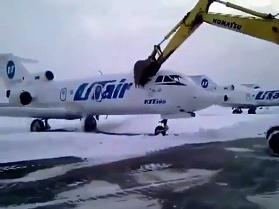 Pour son dernier jour, il prend sa pelleteuse et détruit un jet à 5 000 000 de $