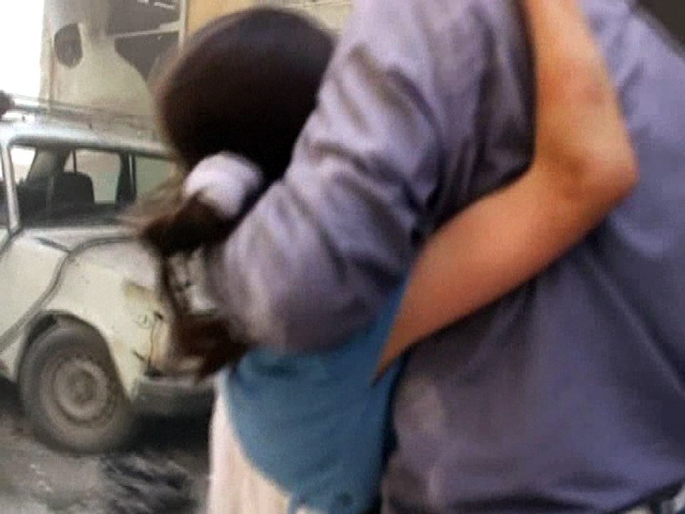 Syrie: des habitants d'Alep fuient les bombes