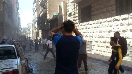 Syrie: des habitants d'Alep fuient les bombes