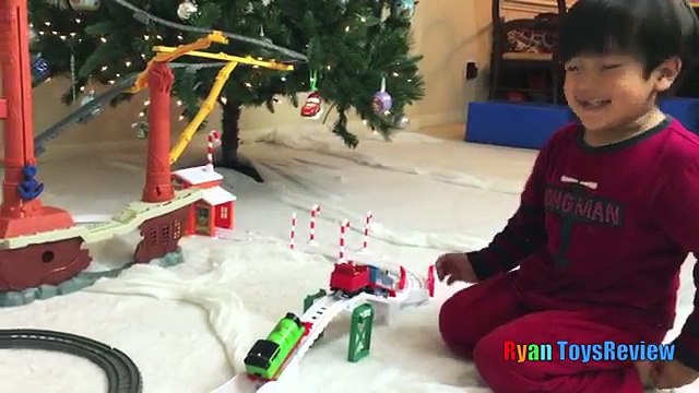 THOMAS AND FRIENDS Holiday Cargo Delivery Set Christmas Toy Trains for kids Avalanche Escape Set