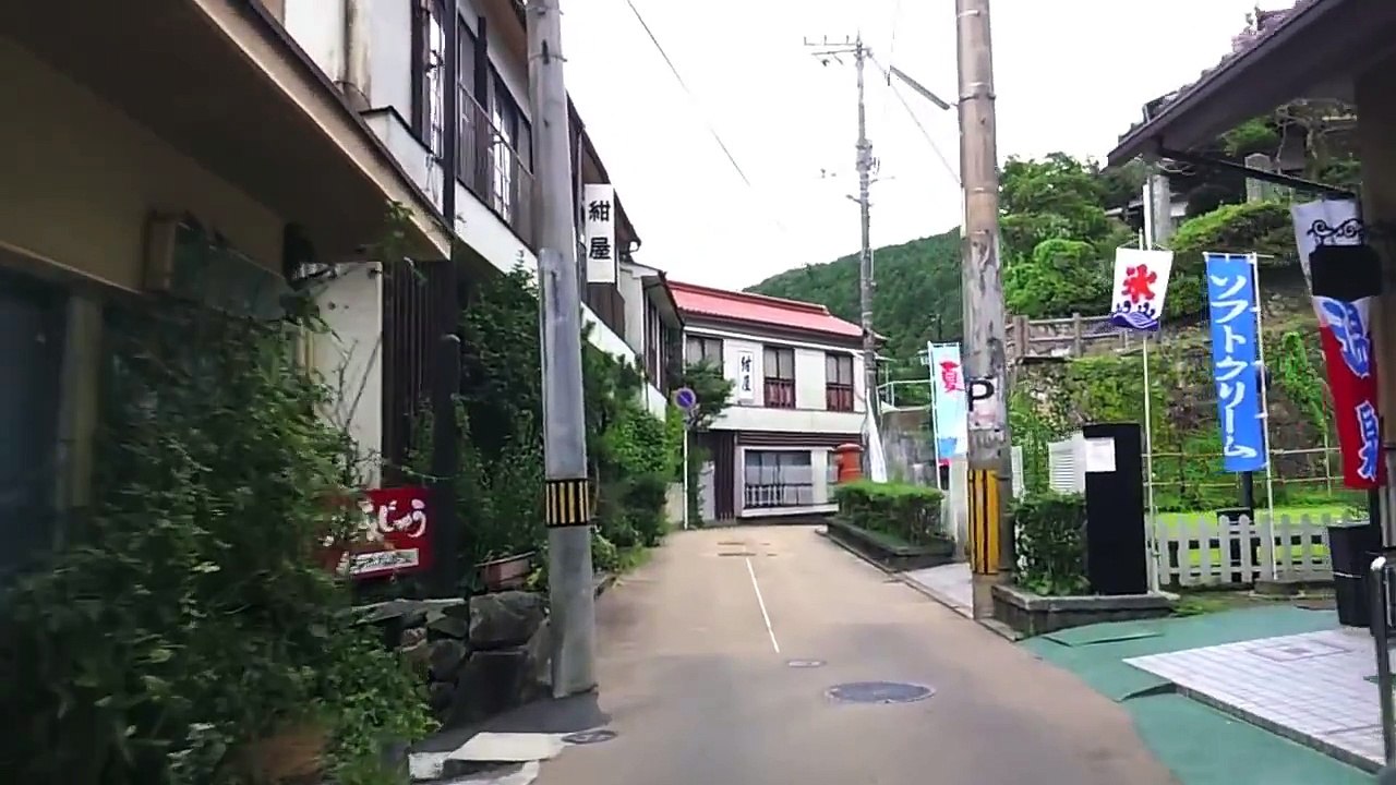 えっ？？なに、この温泉街！！こんな所まだ日本にあるの？