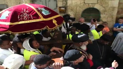 BESIMTARET ORTODOKSE NE JERUZALEM KREMTOJNE TE PREMTEN E ZEZE,NDJEKIN HAPAT E KRISHTIT LAJM