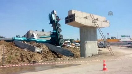 Tabliye Yerleştiren Vinç Devrildi