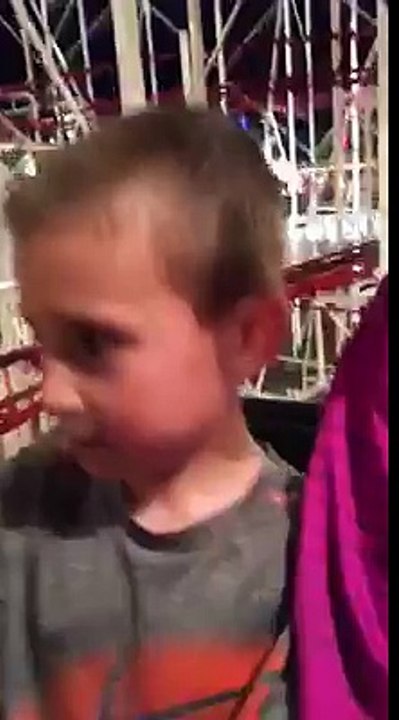 Un père rattrape son fils dans des montagnes russes