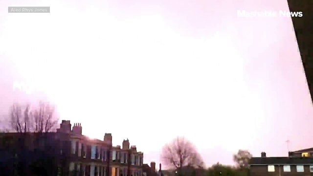 Planes struck by lightning before landing in LondonPlanes struck by lightning before landing in London