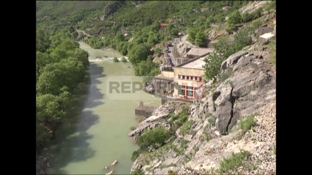 Report TV - Shkopet, përmbyset makina vdesin 2 persona, plagosen 2