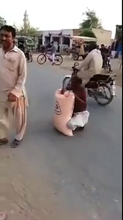 Man Lifting 50 Kg Bag with Teeth Only in Pakistan