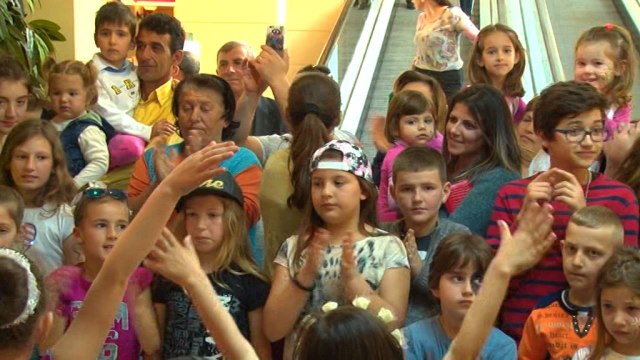 QENDRA TREGTARE “KRISTAL” FESTON 8 VJETORIN ME ARGETIM, MUZIKE E ULJE ÇMIMESH LAJM