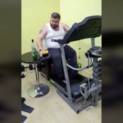 Un homme se met au sport d'une façon originale