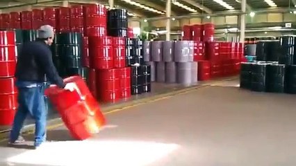 Une façon cool de déplacer des barils