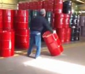 UneTechnique pour déplacer des barils sans se fatiguer et très astucieux.