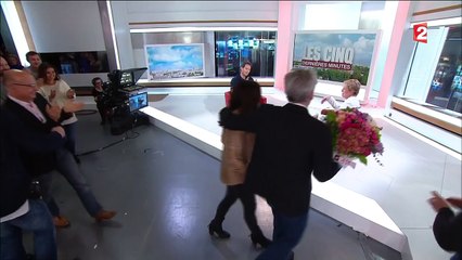 Emue, Elise Lucet a du mal à retenir ses larmes pour son dernier JT