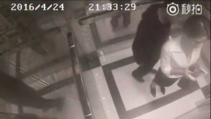 Mulher reage ao ser assediada por homem em elevador
