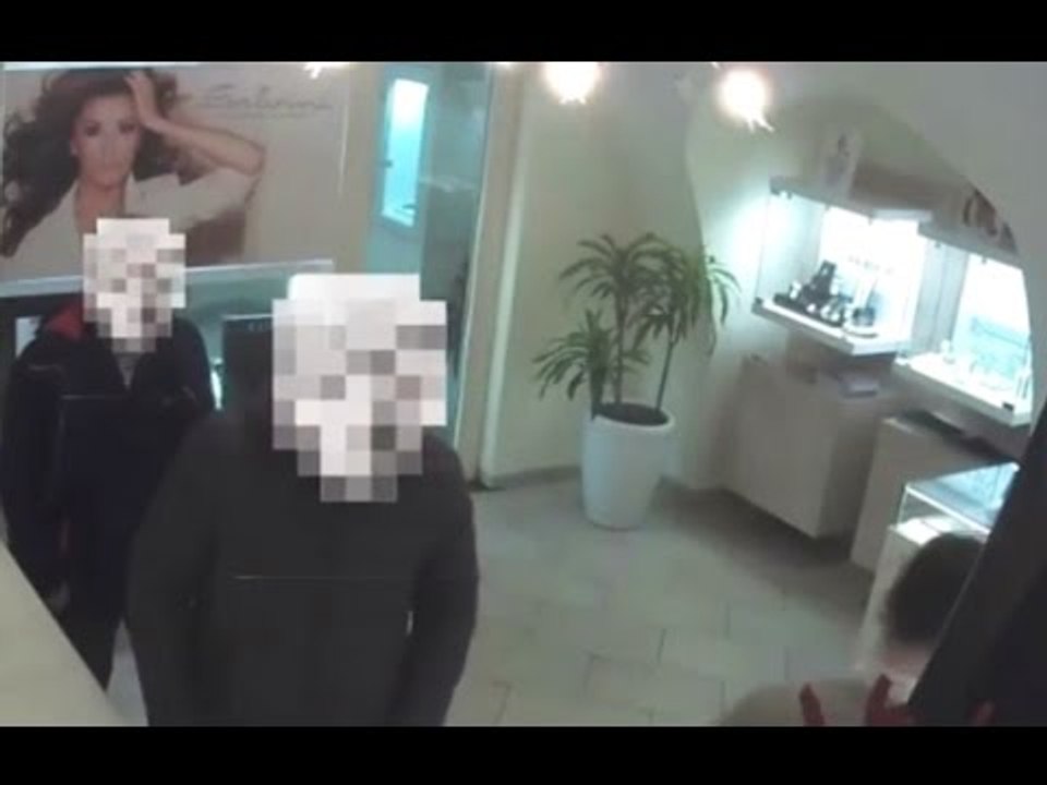 Altamura (BA) - Tentano rapina in gioielleria con spray urticante, messi in fuga (30.04.16)