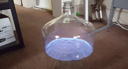 Il fait une expérience impressionnante avec une bouteille et du feu