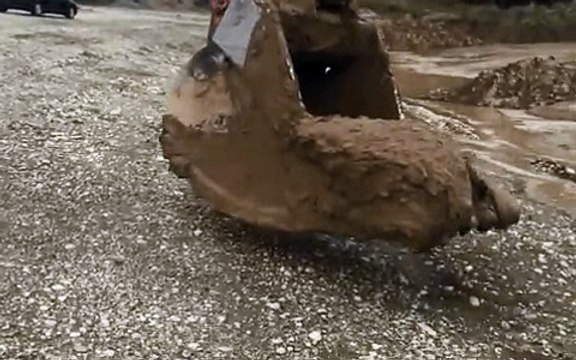 Спасение малыша из-под грязевой сели