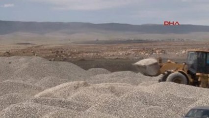 Diyarbakır - Entegre Katı Atık Tesisi Yapılmasını İstemeyen Köylüler Taş ve Sopalarla Çalışanlara...
