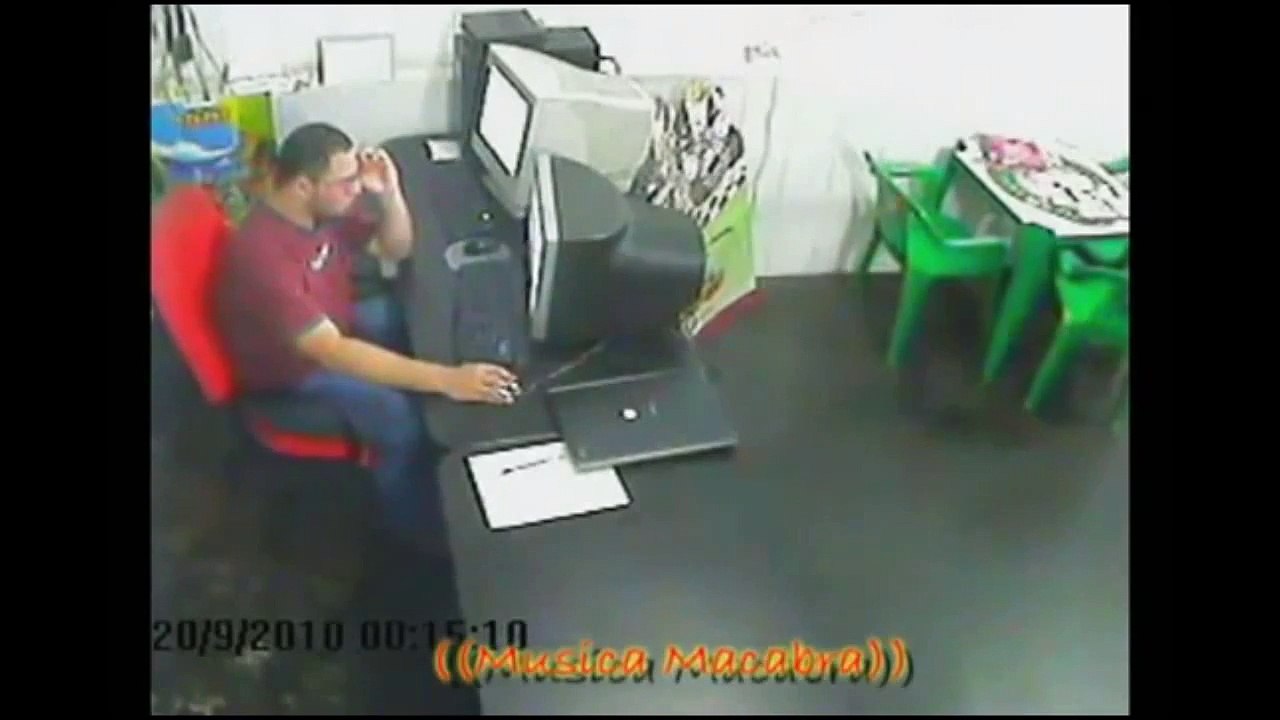 Ladrao atira na propria mao durante assalto - Assalto FAIL