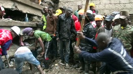 Скачать видео: Al menos 10 muertos tras derrumbe de edificio en Kenia