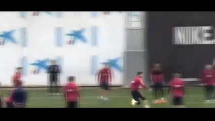 Lionel Messi humilie Gerard Piqué d’un petit pont