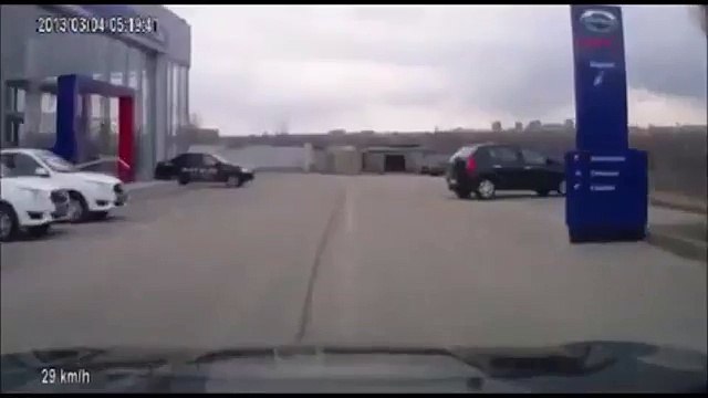 Блондинка паркуется