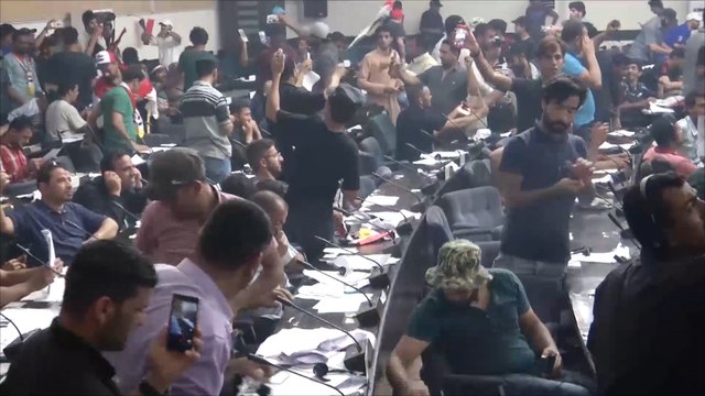 مؤيدو الصدر يقتحمون المنطقة الخضراء والبرلمان