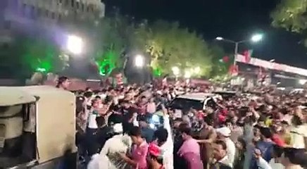 Lahoris welcomed Chairman Imran Khan at Cha-rring Cross with great Passion!