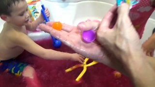 Красная желейная ванная растим снег в ванной ищем сюрпризы Снежколепом Squishy Gelli Baff with toys