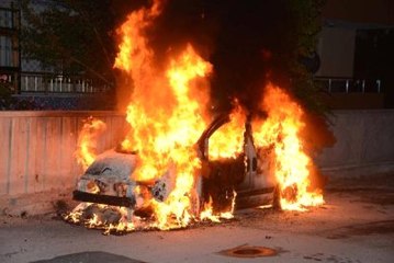 Park Halindeki Hafif Ticari Araç Böyle Yandı