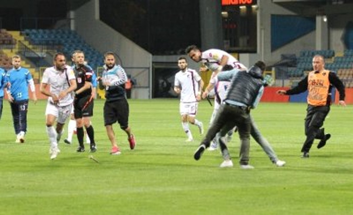 Bir Taraftar, Karabükspor-Elazığspor Maçında Tolga Özkalfa'ya Saldırdı