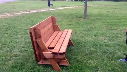 Une table convertible en banc, la bonne idée pour les petits jardins