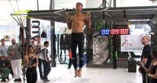 37 Yaşındaki Özbek Sporcu, İki Parmağıyla 19 Barfiks Çekerek Rekor Kırdı