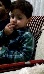 Tatlı Bebek Cipsi Yerken Ve Harika Kanatlar İzlerken